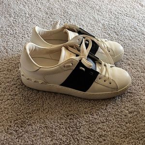 Black and white Valentino Sneaker